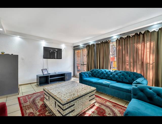 2 BEDROOM TOWNHOUSE FOR SALE IN WINDSOR WEST